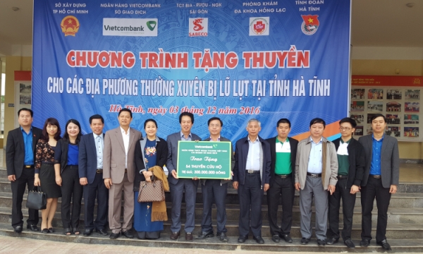Vietcombank Sở giao dịch ủng hộ 54 thuyền cứu hộ đồng bào lũ lụt tại Hà Tĩnh